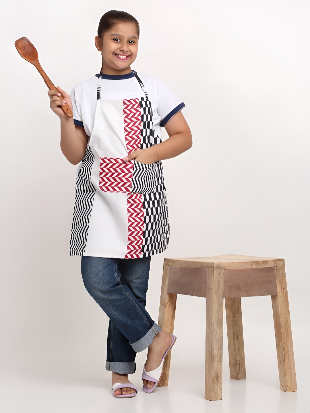 

Arrabi Kids White & Black Printed Apron With 2 Patch Pockets