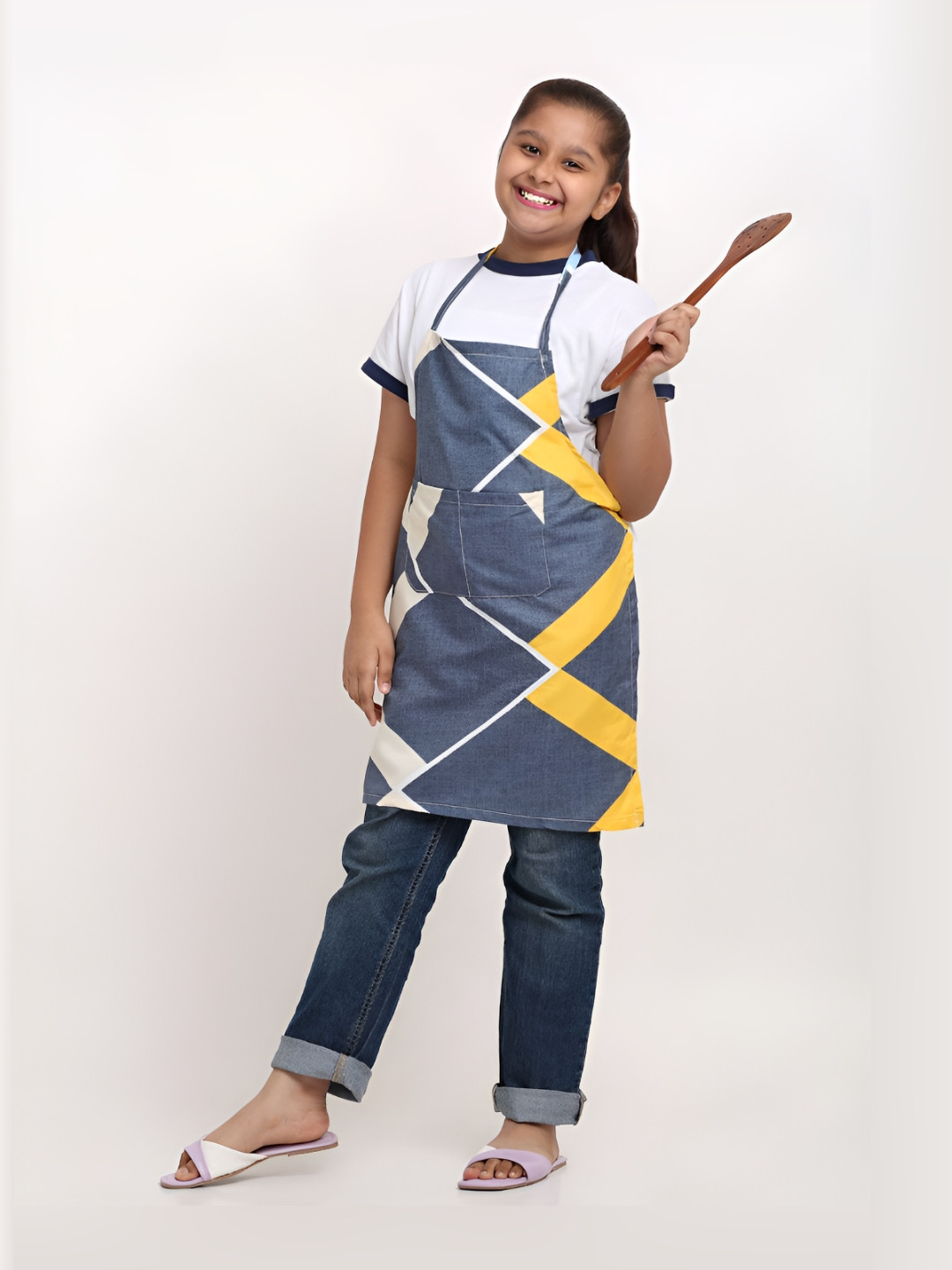 

Arrabi Kids Blue & White Printed Apron With 2 Patch Pockets