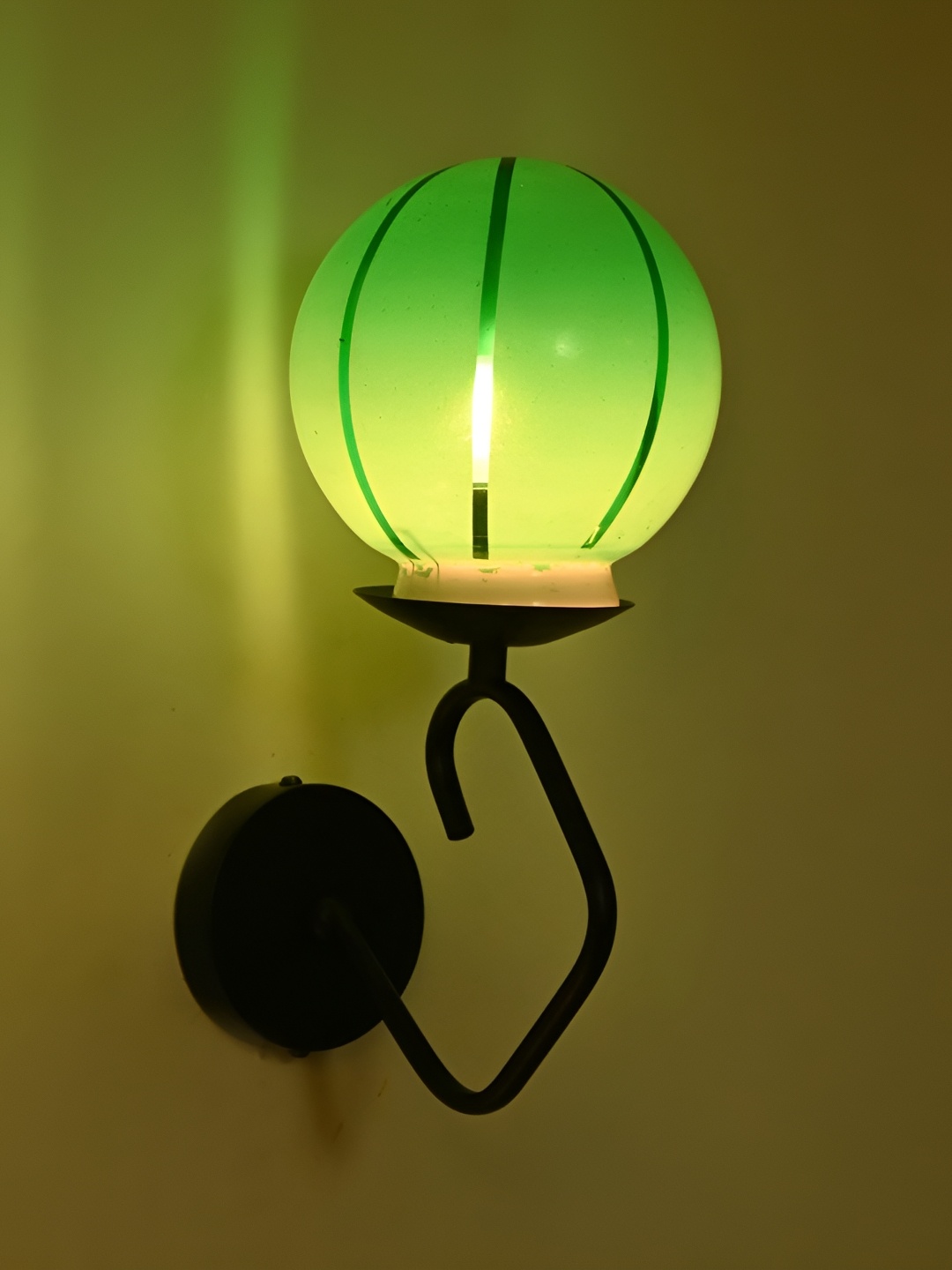 

Afast Green & Black Metal Spherical Shaped Wall Lamp