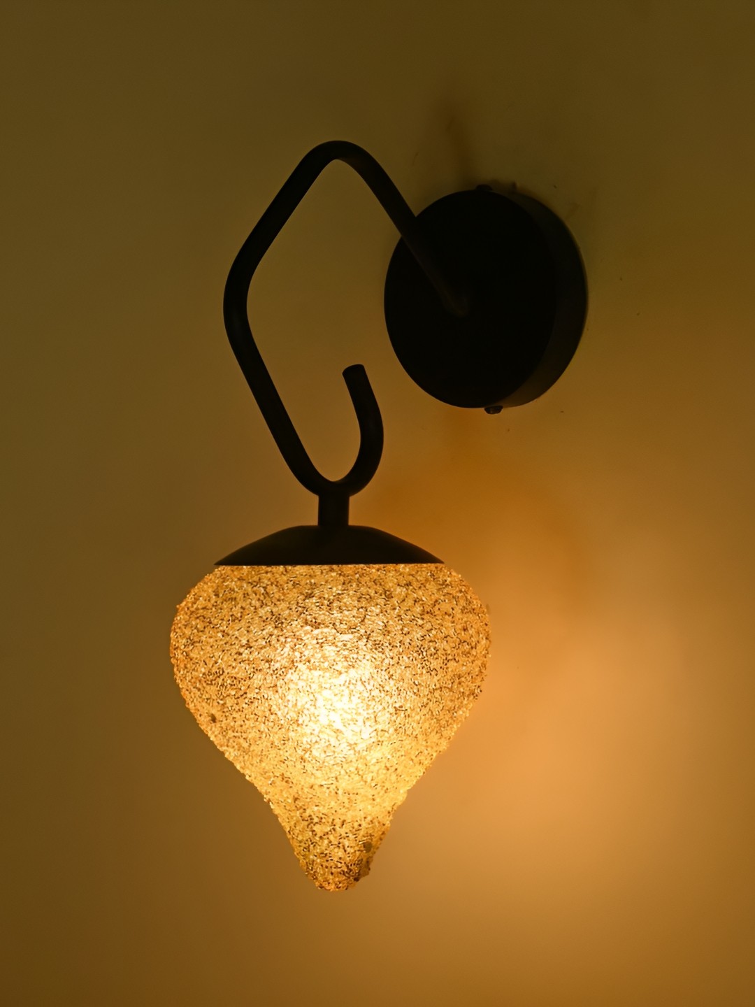 

Afast Gold-Toned & Black Textured Metal Abstract Shaped Wall Lamp
