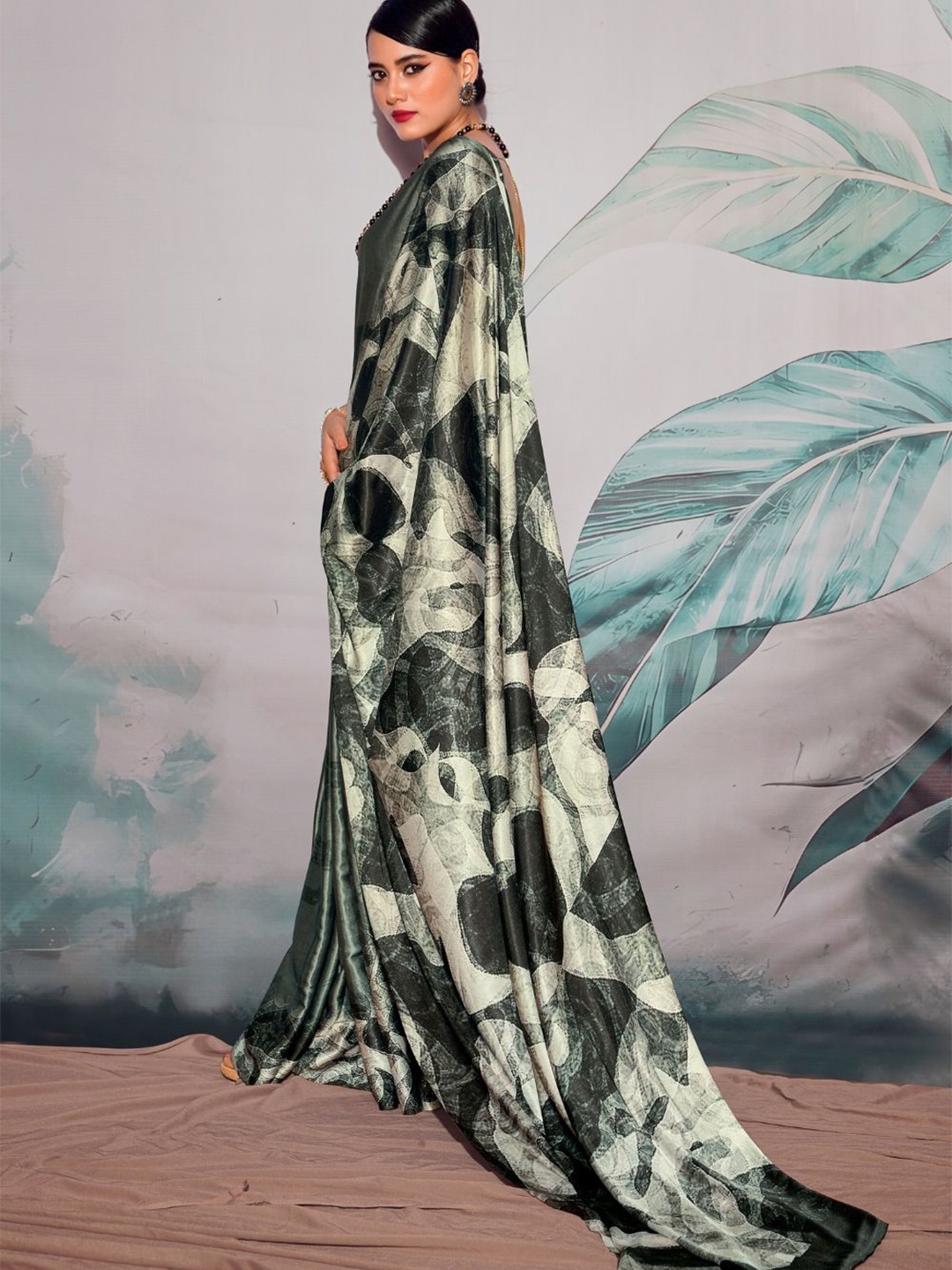 

DEVATITHI Soft Satin Printed Silk Saree, Green
