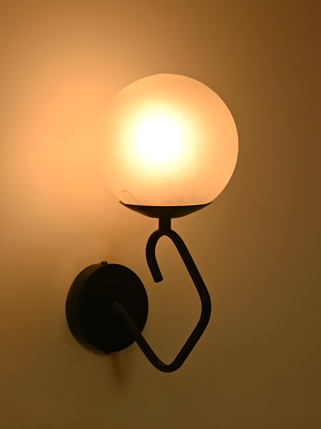 

Afast White & Black Metal Spherical Shaped Wall Lamp