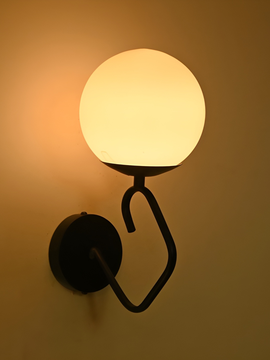 

Afast White & Black Metal Spherical Shaped Wall Lamp