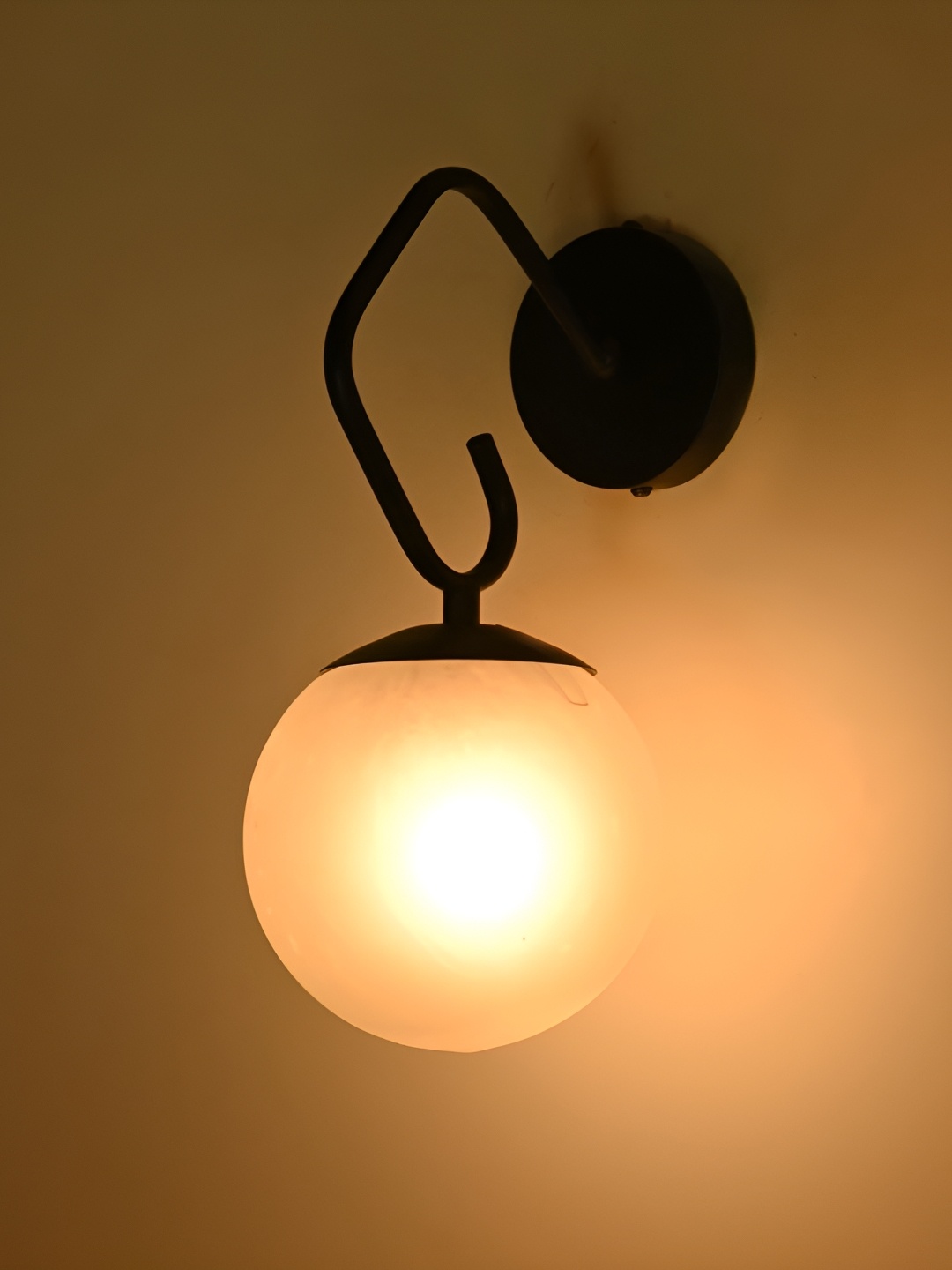 

Afast White & Black Metal Spherical Shaped Wall Lamp