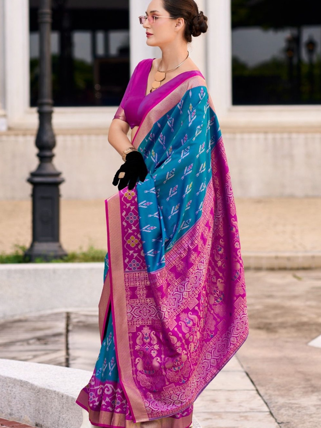 

DEVATITHI Silk Blend Ikat Saree, Blue