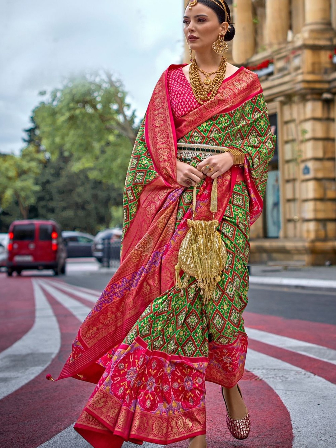 

DEVATITHI Ethnic Motifs Pure Patola Saree, Green