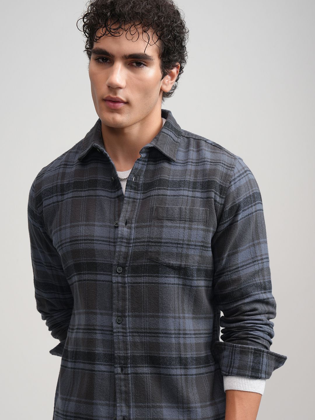 

HIGHLANDER Men Crepe Textured Checked Casual Shirt, Blue