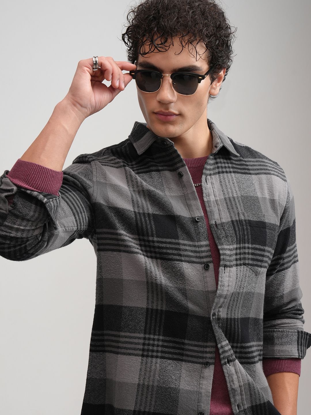 

HIGHLANDER Men Crepe Textured Checked Casual Shirt, Grey