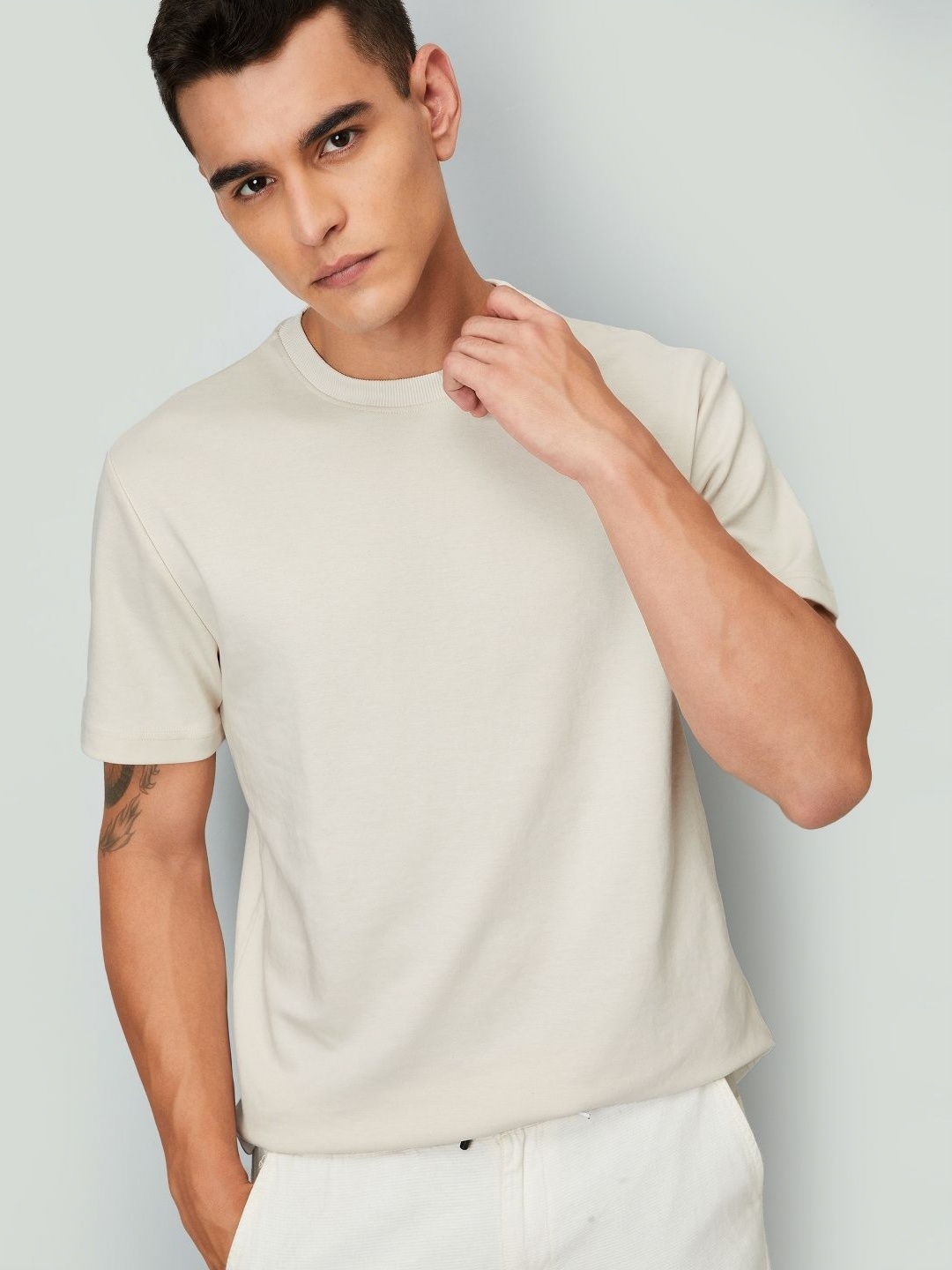 

max Men Solid Round Neck Cotton T-shirt, White