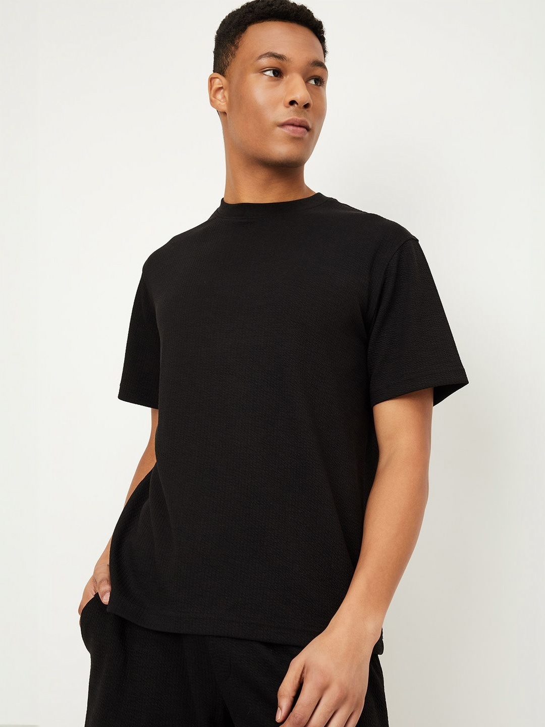 

max Men Solid Round Neck Cotton Oversized T-shirt, Black