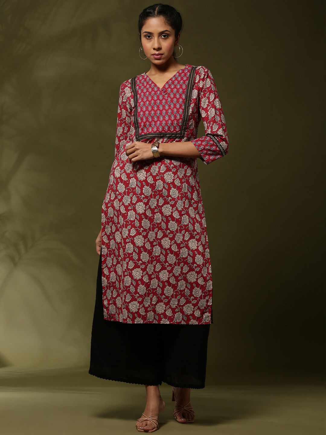 

Abhishti Floral Printed V-Neck Gotta Patti Pure Cotton Straight Kurta, Maroon