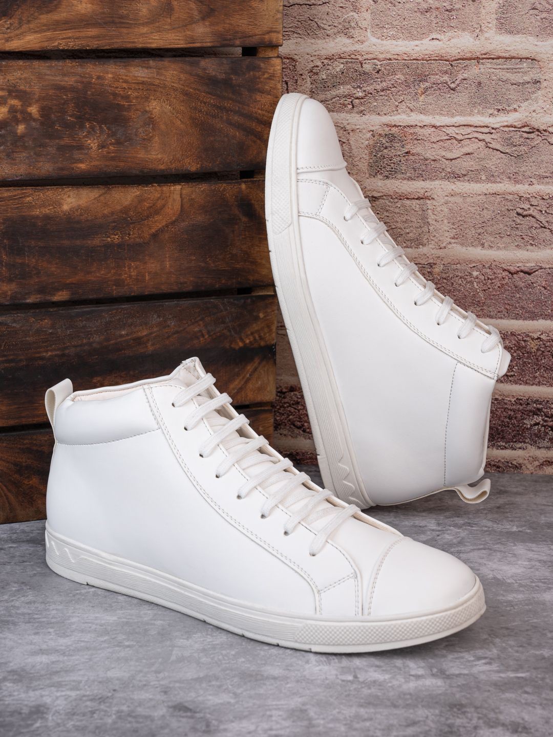 

The Roadster Lifestyle Co. Men Casual Lace-Up Sneakers, White