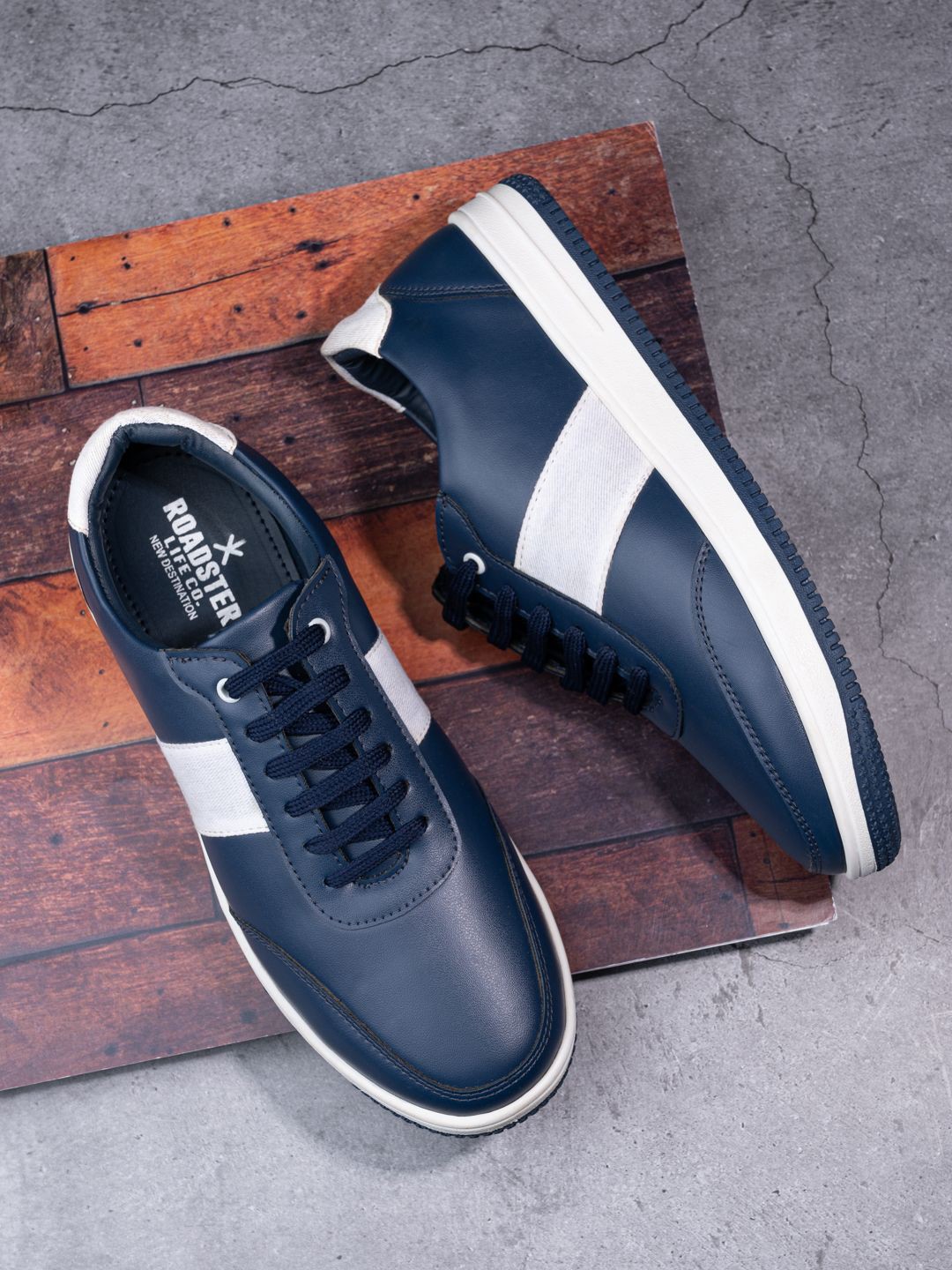

The Roadster Lifestyle Co. Men Colourblocked Casual Sneakers, Blue