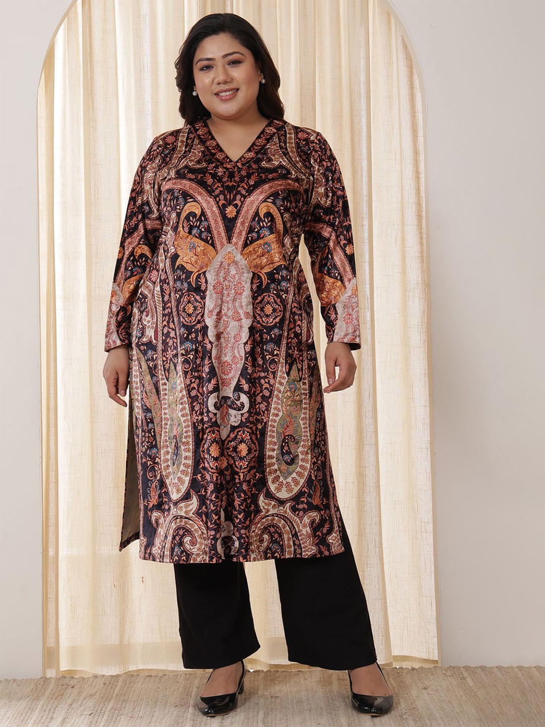 

Amydus Plus Size Paisley Printed Velvet Kurta, Black