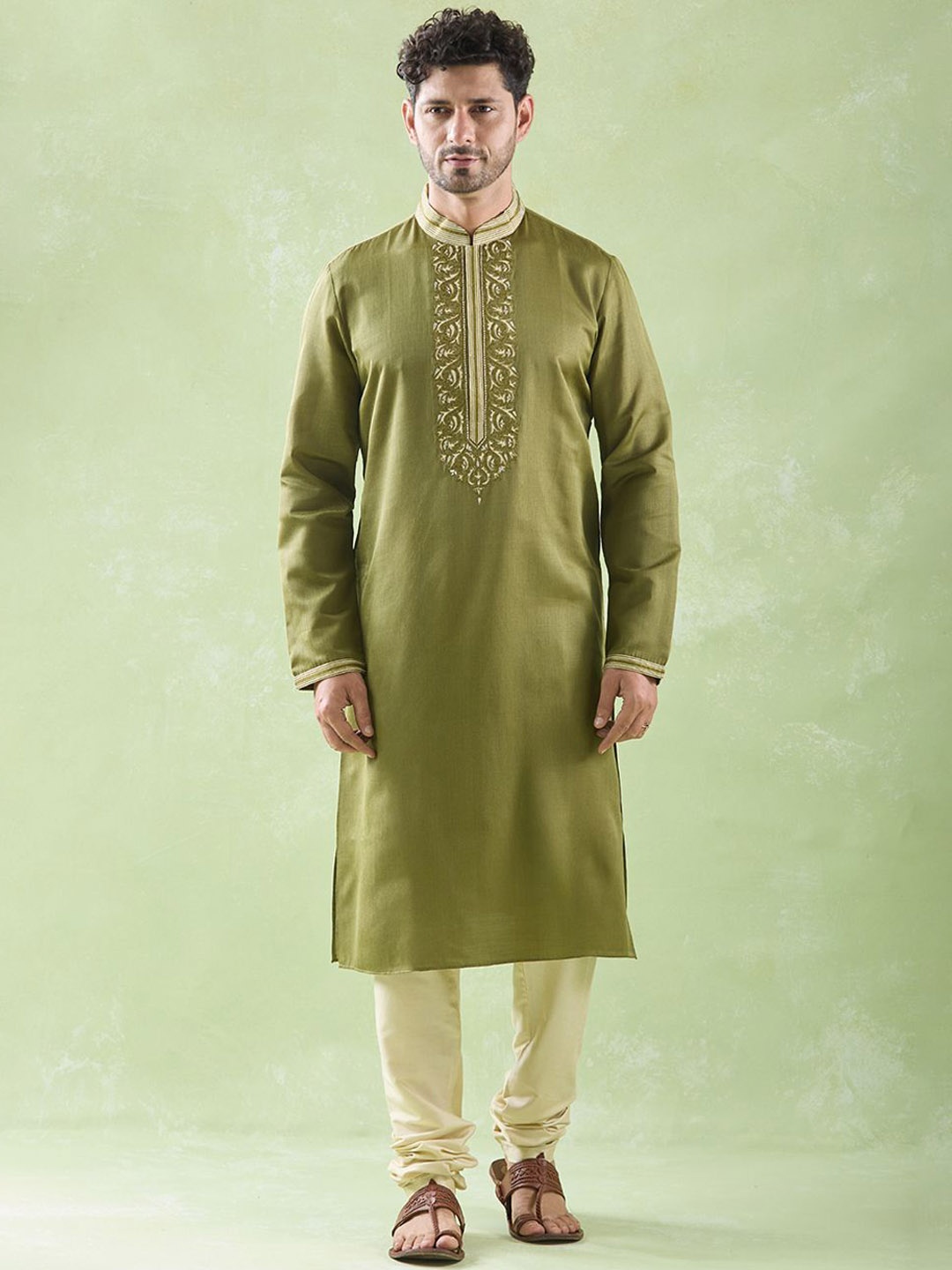 

Arihant Rai Sinha Floral Embroidered Mandarin Collar Straight Kurta With Trousers, Green