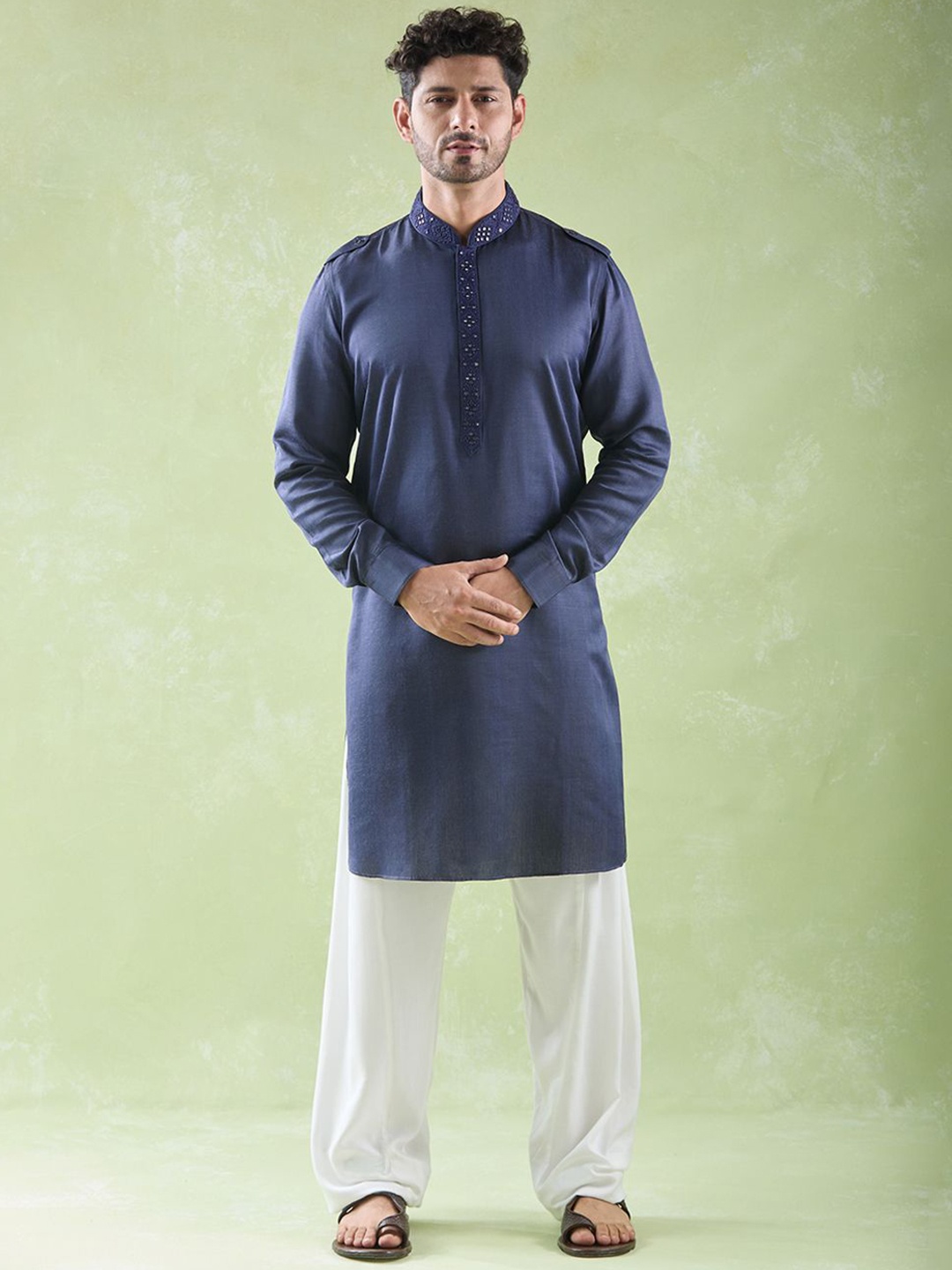 

Arihant Rai Sinha Mandarin Collar Pure Silk Kurta with Pyjamas, Blue