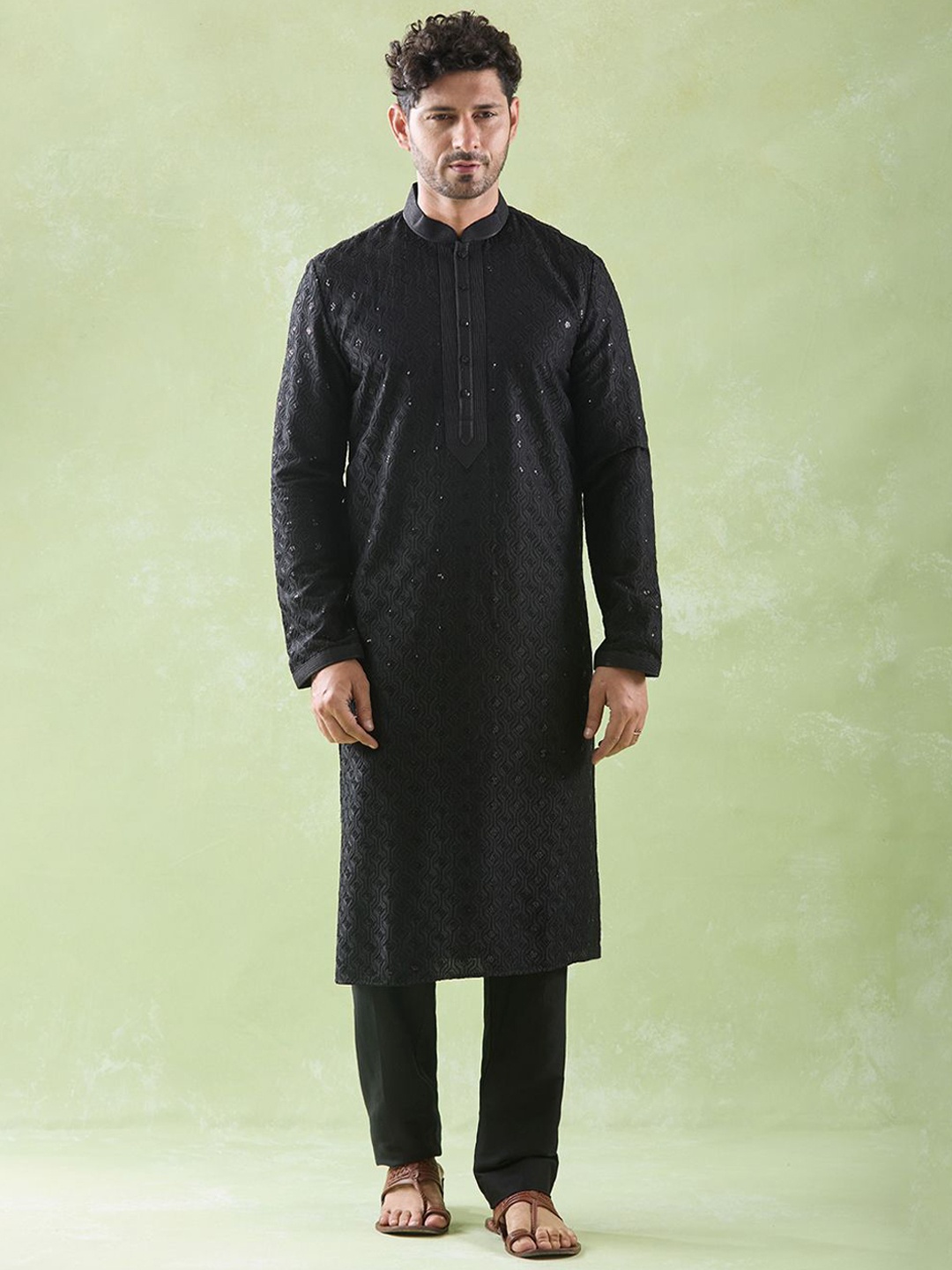 

Arihant Rai Sinha Floral Embroidered Sequinned Straight Kurta With Trousers, Black