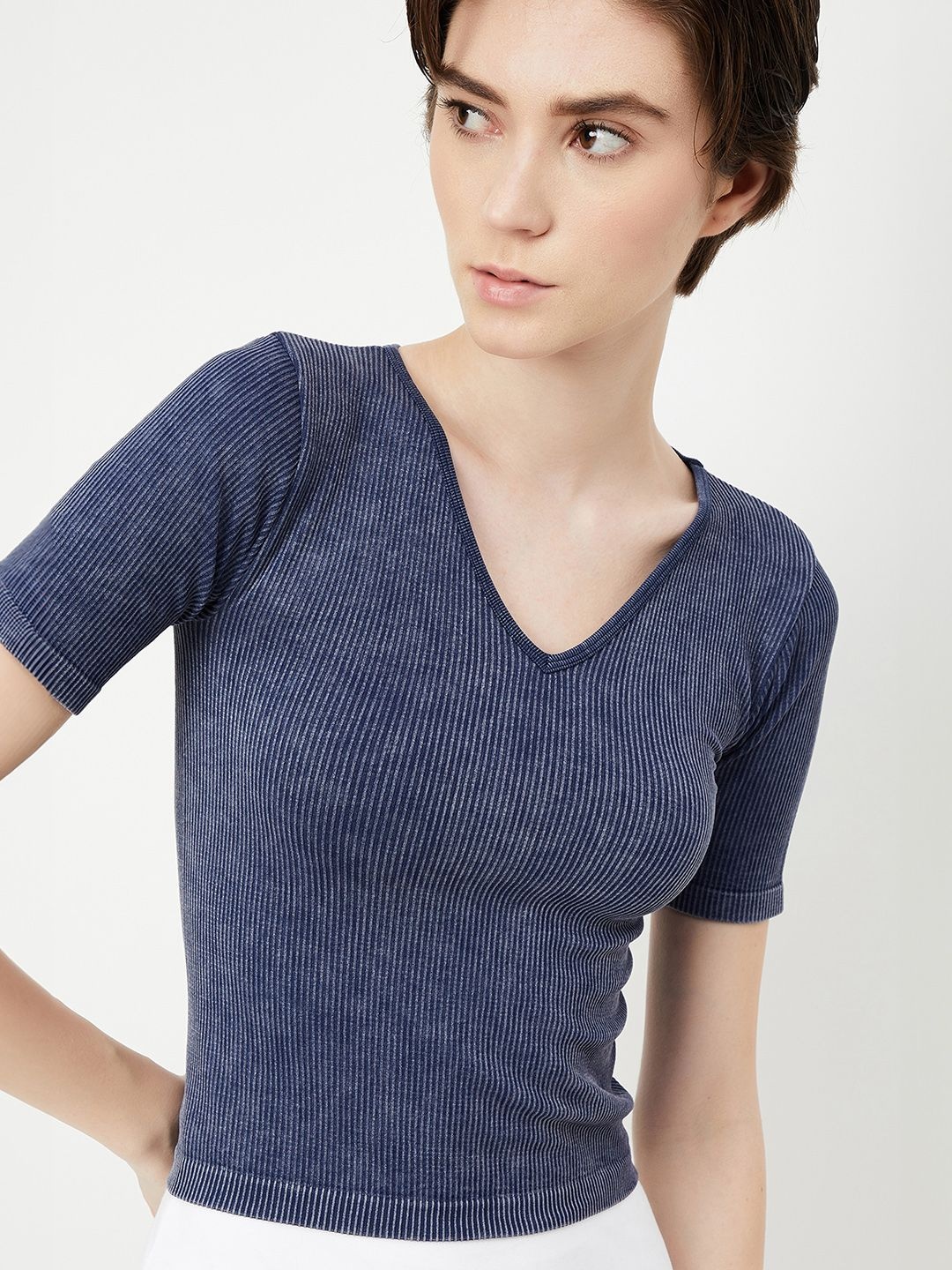 

max Women Solid V-Neck Short Sleeves Crop T-shirt, Navy blue