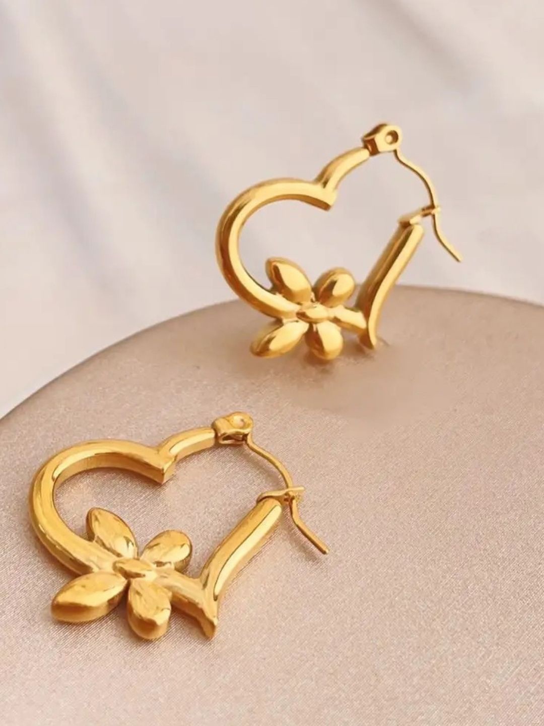 

PUTSTYLE Gold-Plated Stainless Steel Heart Shaped Flower Studs