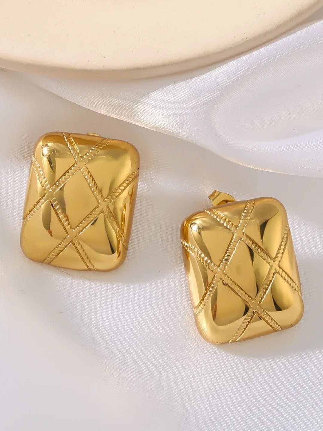 

PUTSTYLE Gold-Plated Stainless Steel Square Shaped Drop Earrings