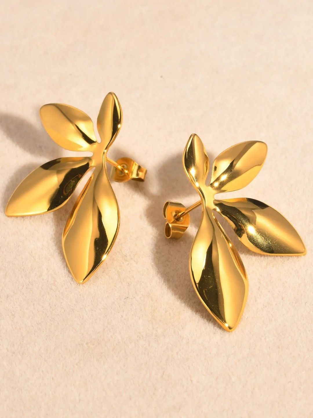

PUTSTYLE Gold-Plated Glossy Leafy Shaped Stainless Steel Studs