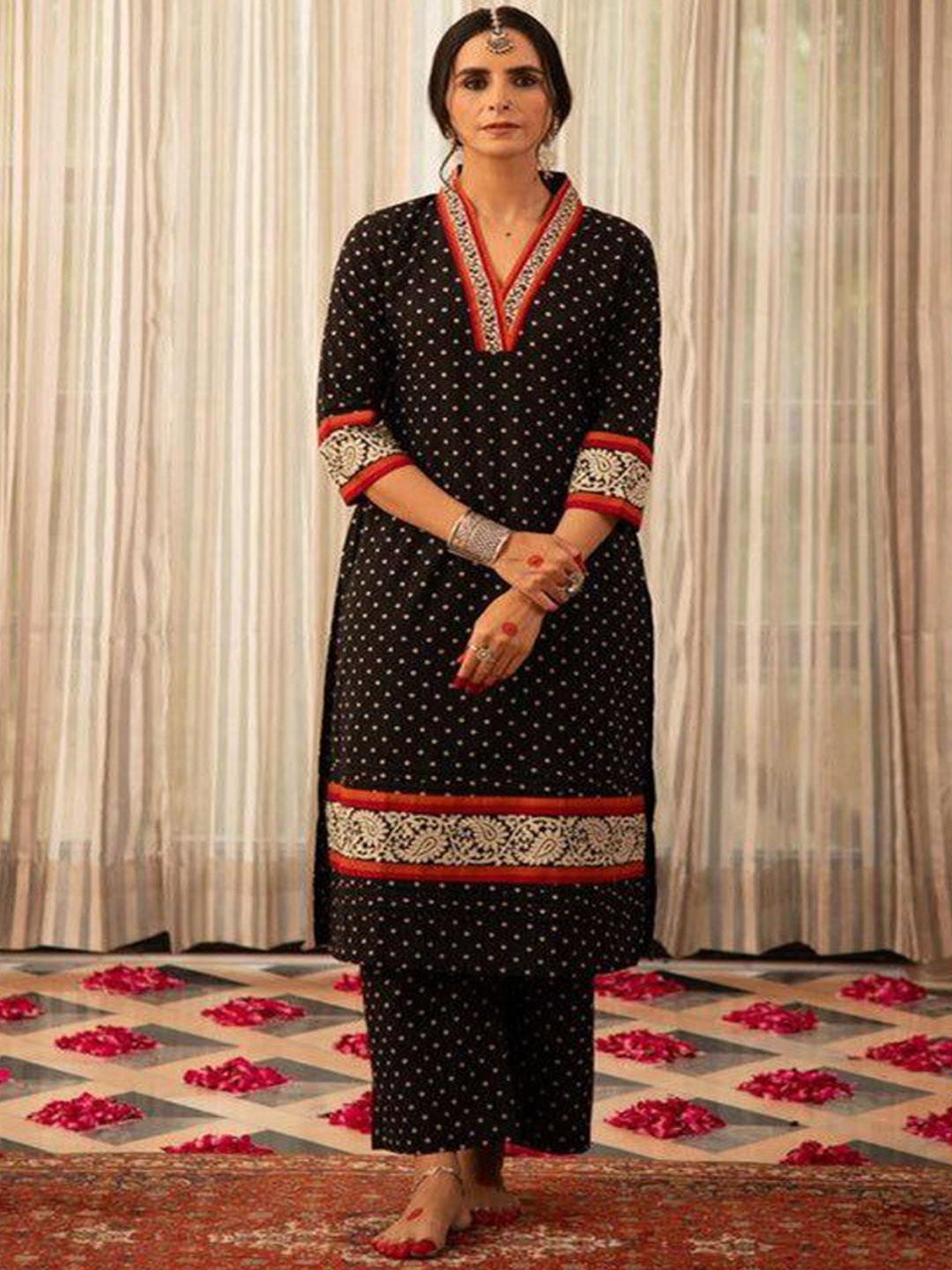 

Modestouze Attires Floral Printed V-Neck Straight Kurta With Palazzos, Black