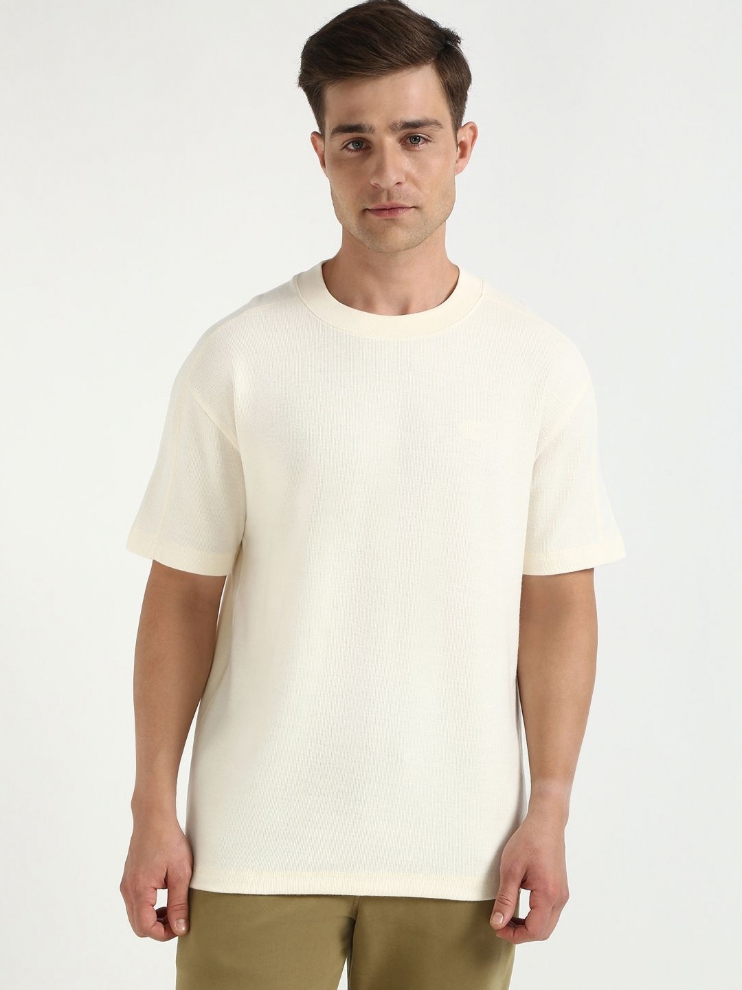 

Calvin Klein Jeans Men Solid Round Neck Cotton Relaxed Fit T-shirt, White