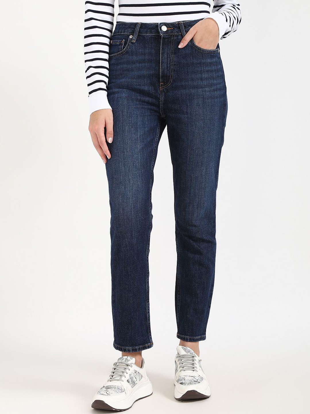 

Tommy Hilfiger Women Slim Fit Mid-Rise Mildly Distressed Light Fade Stretchable Jeans, Blue