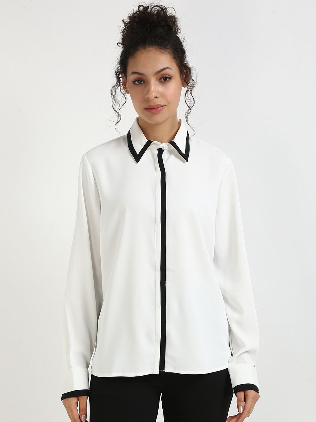 

Tommy Hilfiger Women Spread Collar Solid Casual Shirt, White