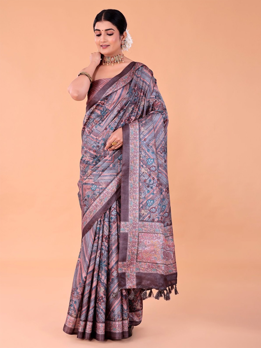 

NAAREE COLLECTION Floral Printed Saree, Maroon