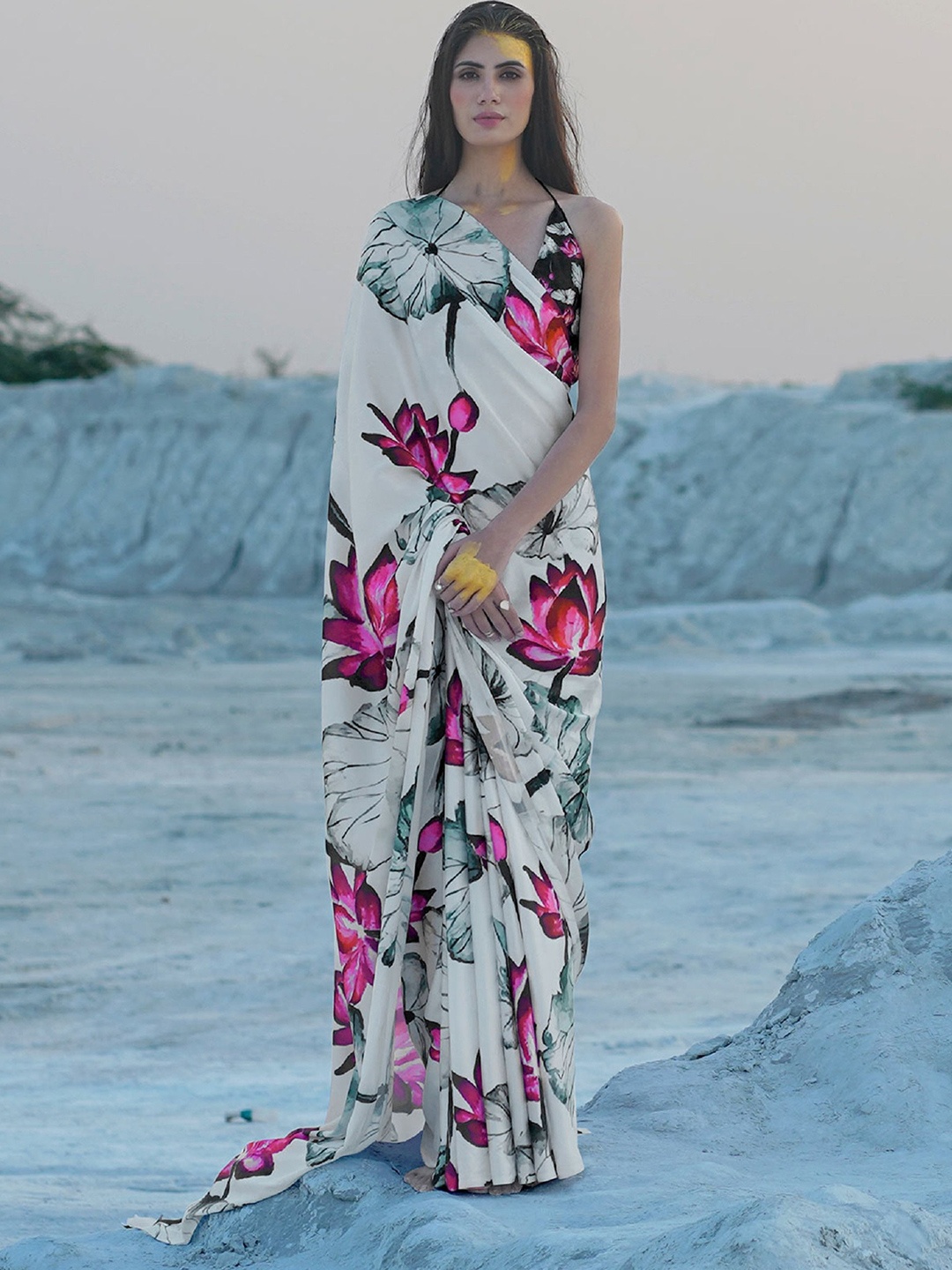 

TRENDOYE Floral Printed Saree, White
