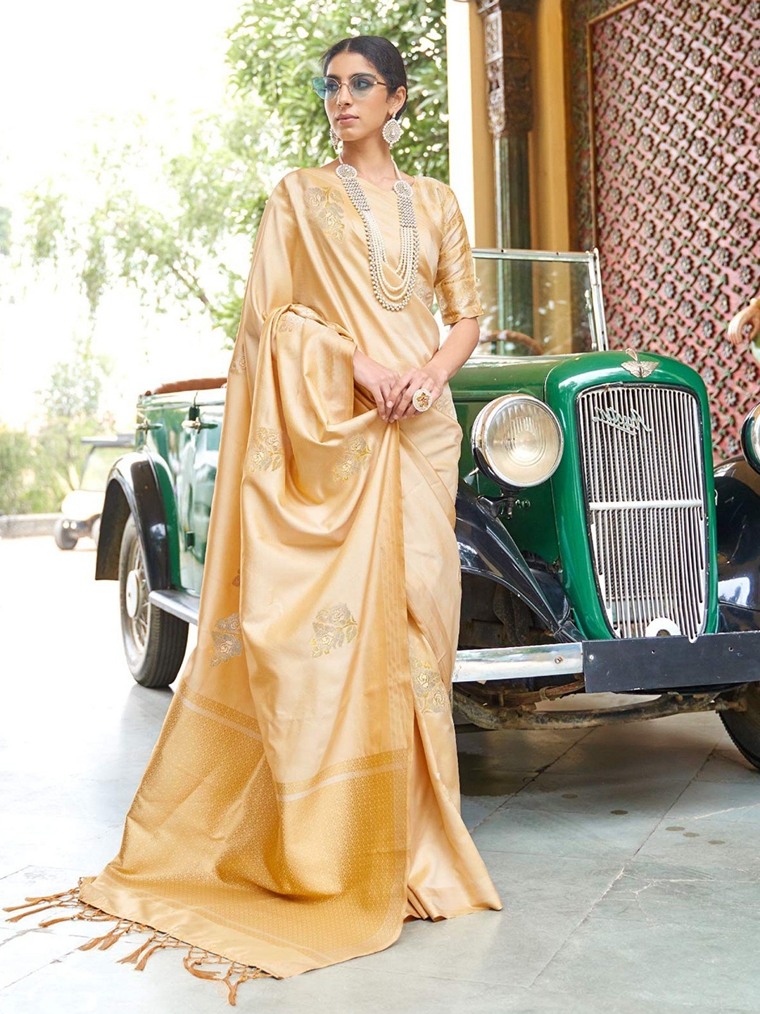 

TRENDOYE Woven Design Zari Silk Blend Saree, Gold