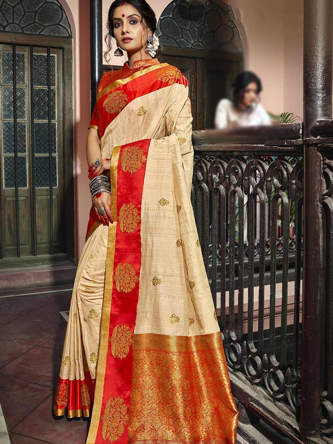 

TRENDOYE Woven Design Zari Banarasi Saree, Cream