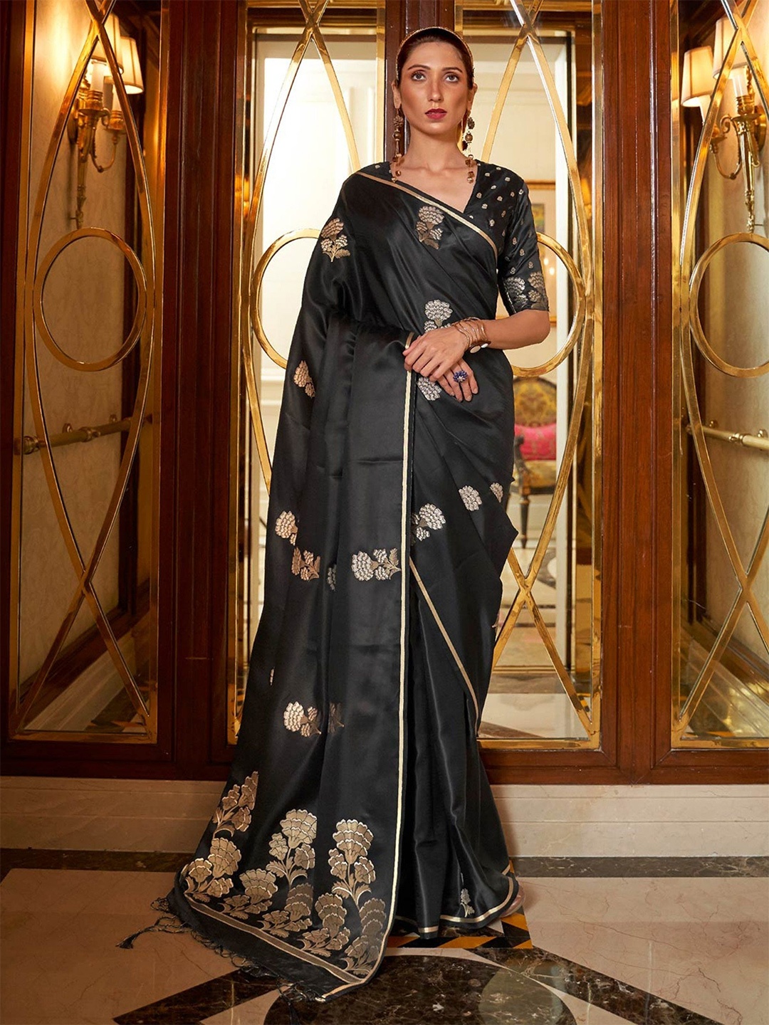 

TRENDOYE Woven Design Zari Silk Blend Banarasi Saree, Black