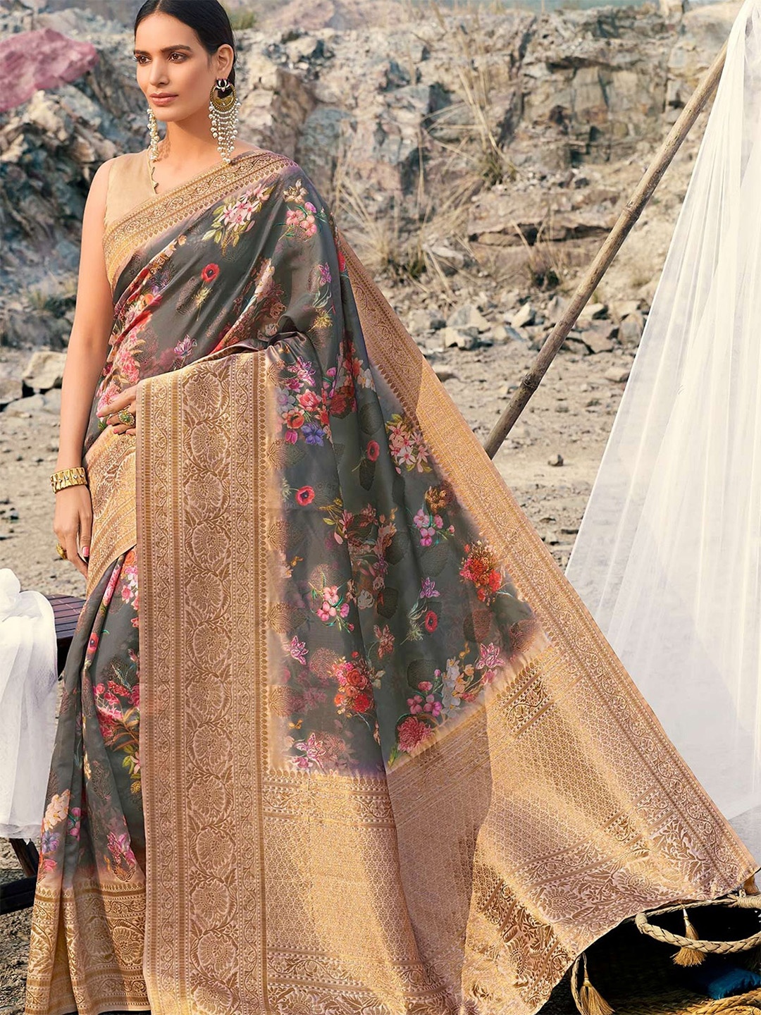 

TRENDOYE Floral Printed Saree With Blouse Piece, Grey