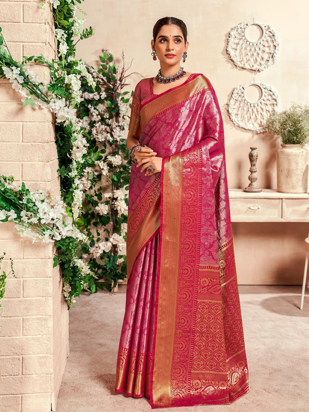 

TRENDOYE Woven Design Zari Saree, Pink