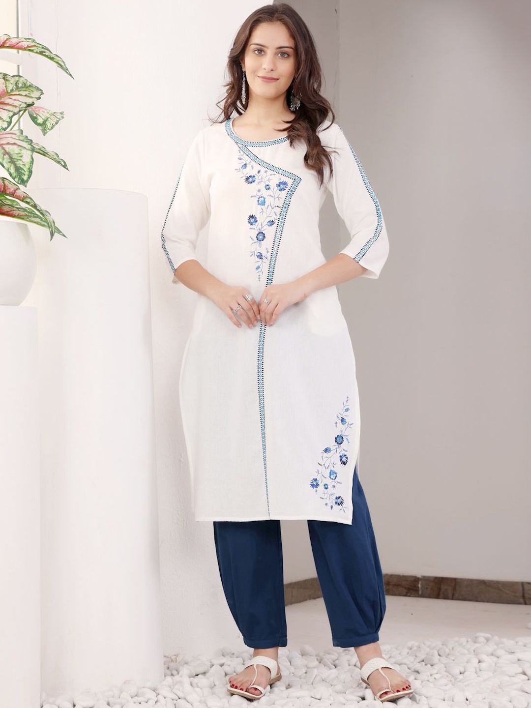 

SAVI Floral Embroidered Round Neck Thread Work Straight Cotton Kurta, White