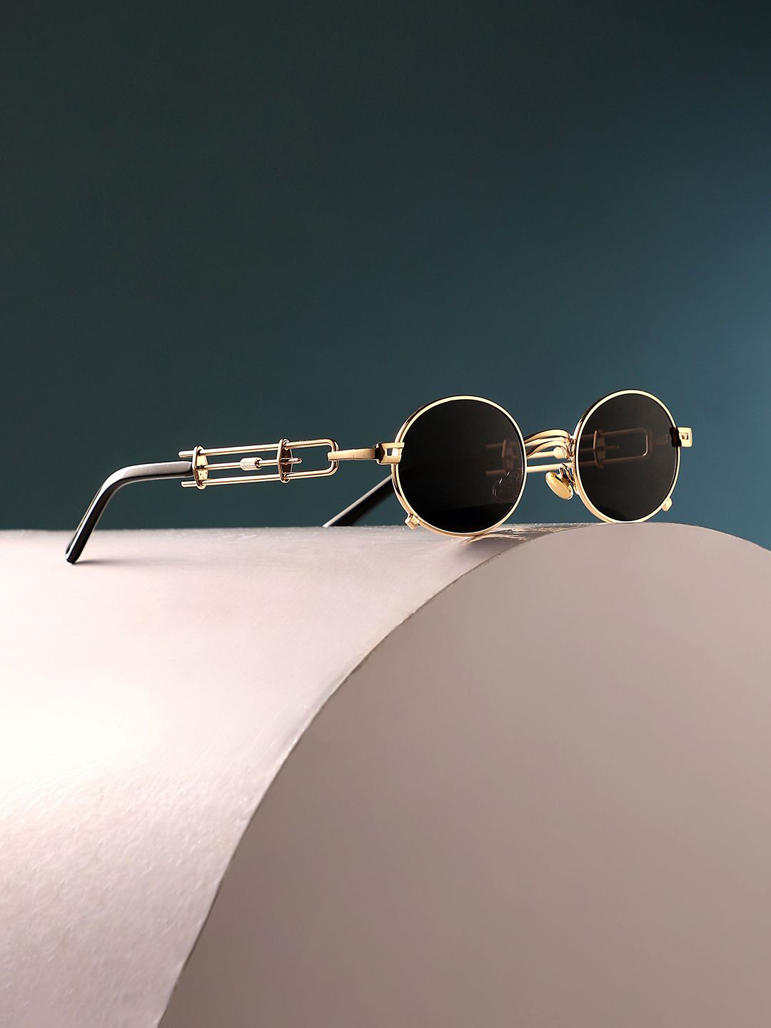 

HAUTE SAUCE by Campus Sutra Women Round Sunglasses with Polarised Lens AW24_HSSG2728, Black