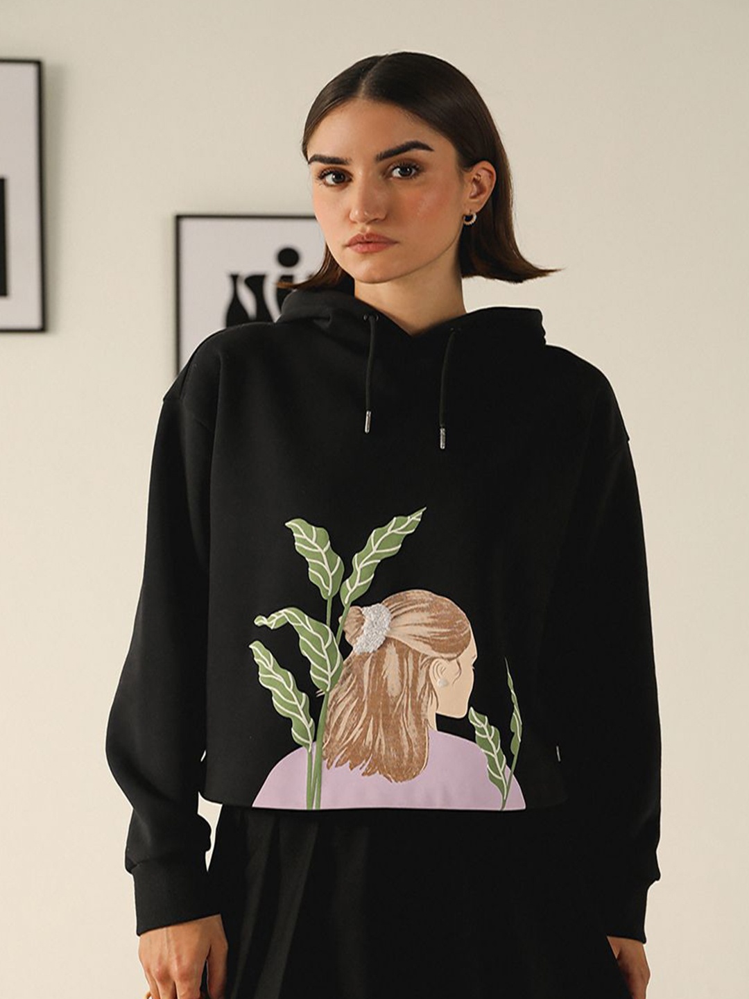 

Muvazo Women Printed Hooded Sweatshirt, Black