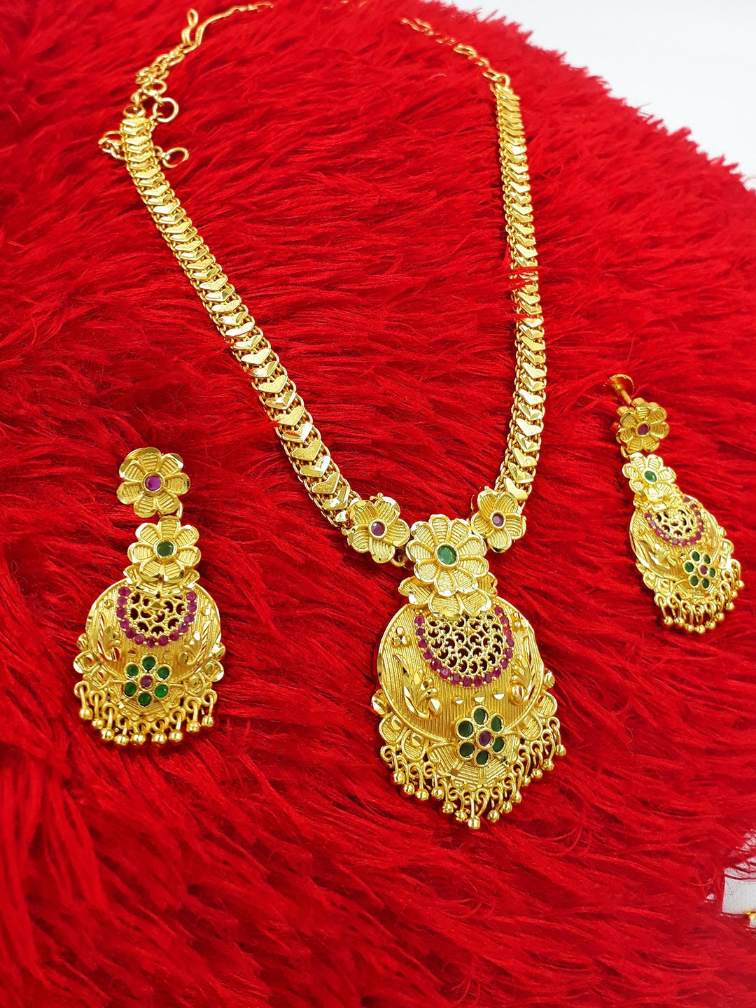 

Anujeet Fashion Hub Gold-Plated Stone-Studded Jewellery Set