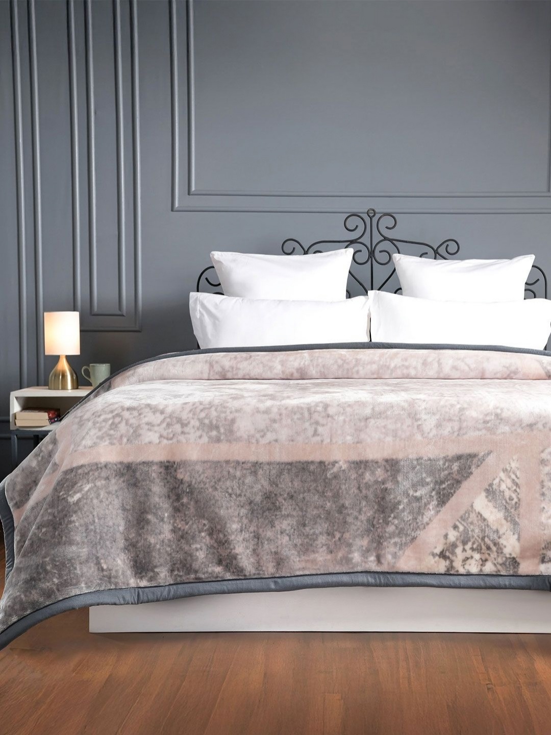 

MYTRIDENT Farrago Grey & Peach-Coloured Abstract Winter Double Bed Blanket