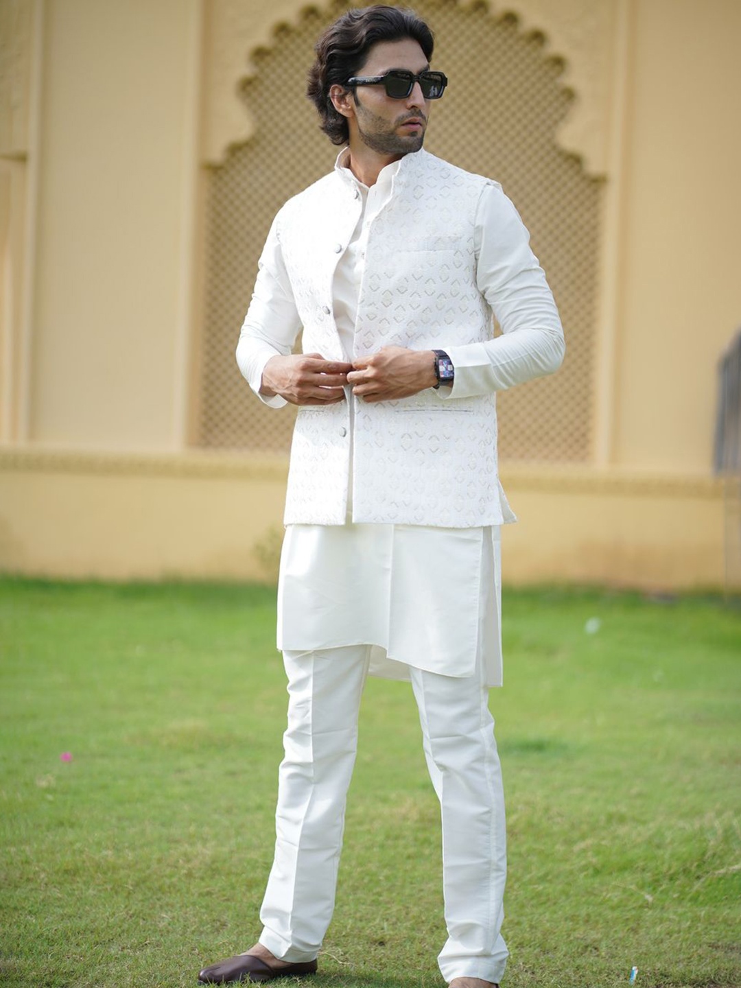 

The Kurta Studio Mandarin Collar Straight Kurta With Pyjama & Embroidered Jacket, White