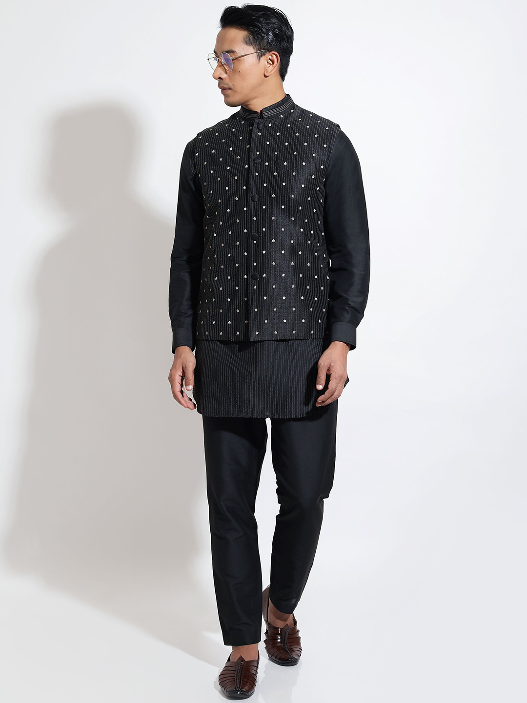 

VIVEK KARUNAKARAN Striped Mandarin Collar Straight Kurta with Churidar & Nehru jacket, Black