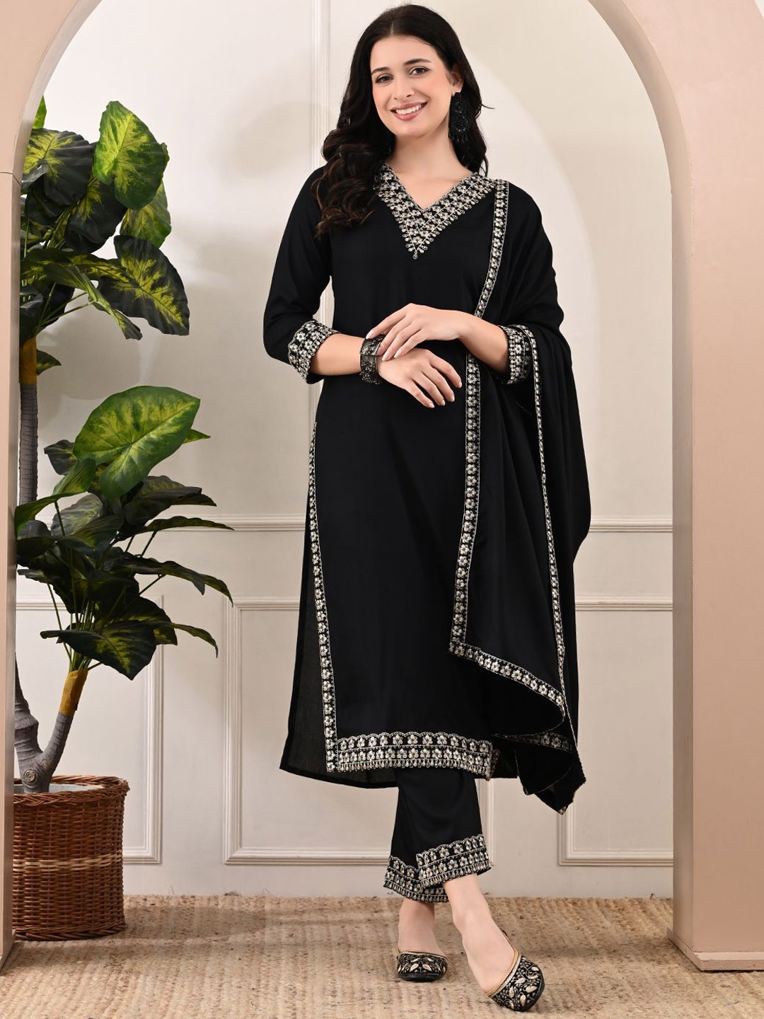 

Bunai Dhaga Floral Embroidered Sequinned Straight Kurta with Palazzos & Dupatta, Black