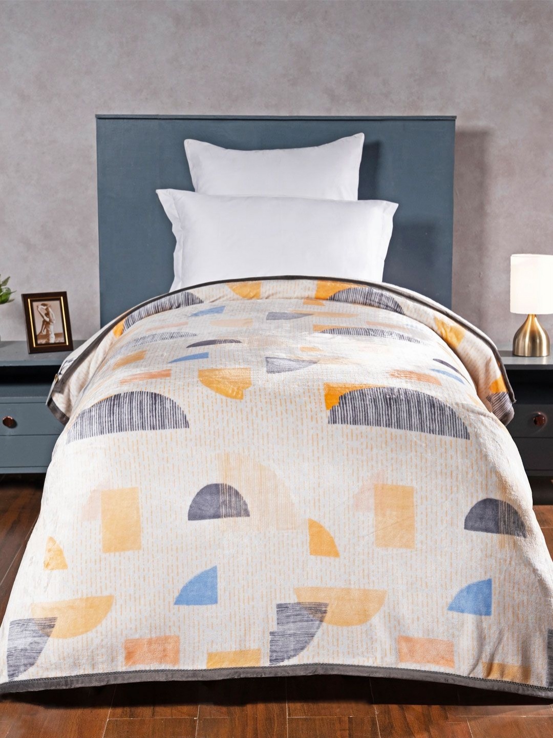 

MYTRIDENT Retro Rine White & Yellow Geometric 290 GSM AC Room Single Bed Blanket
