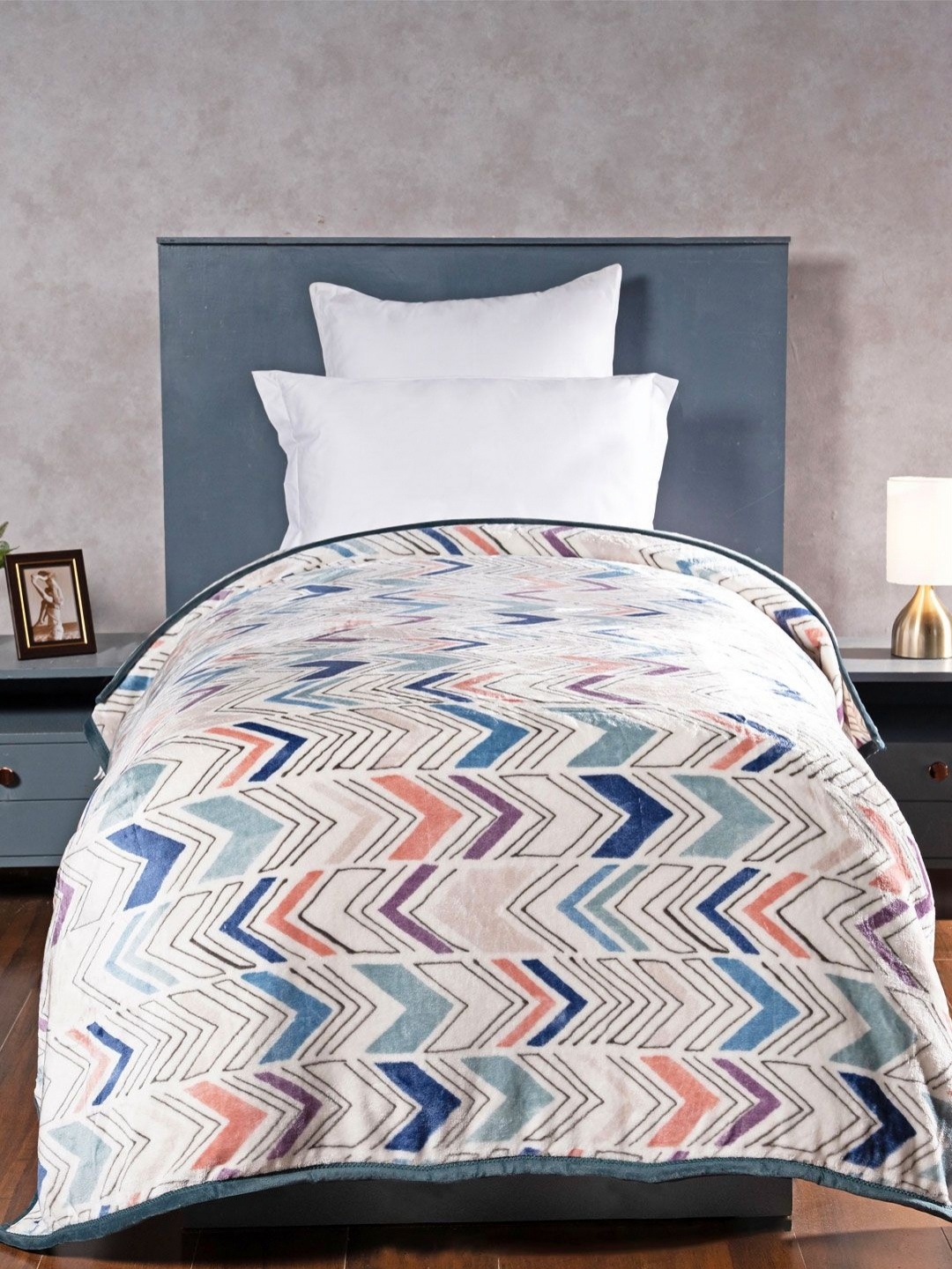 

MYTRIDENT Chester White & Blue Geometric 290 GSM AC Room Single Bed Blanket