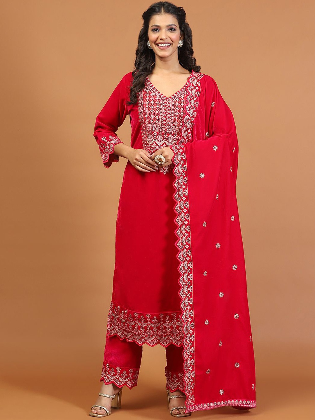 

Meena Bazaar Floral Embroidered V Neck Velvet Straight Kurta With Trouser And Dupatta, Pink