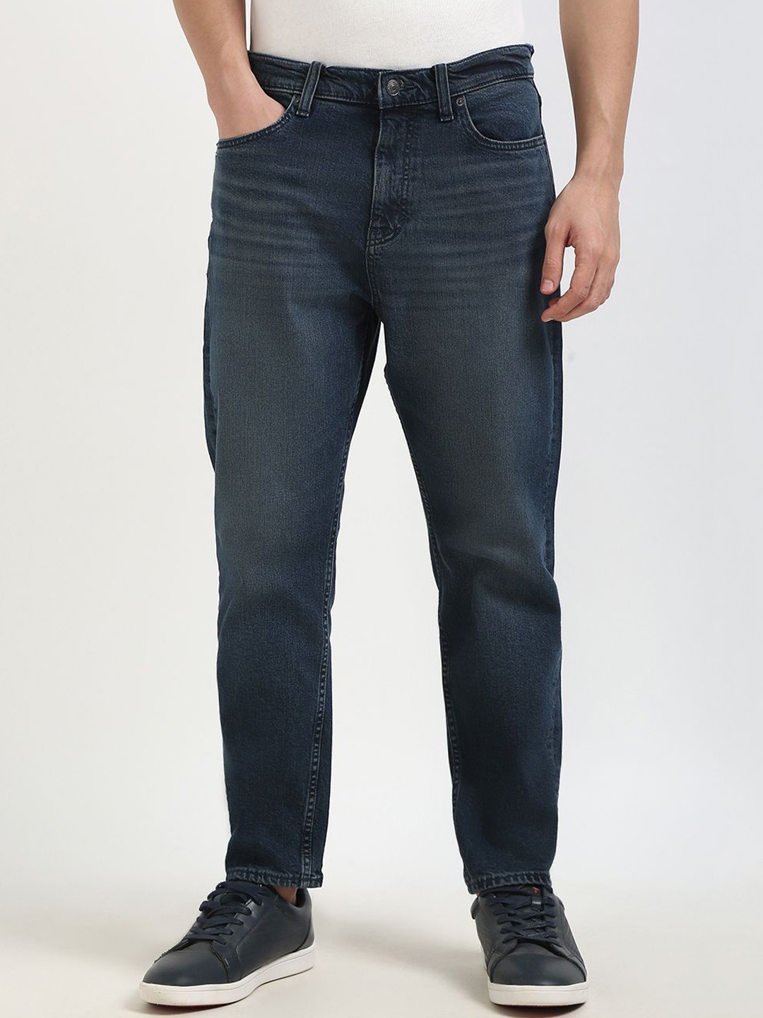 

Tommy Hilfiger Men Cotton Relaxed Fit Light Fade Jeans, Black