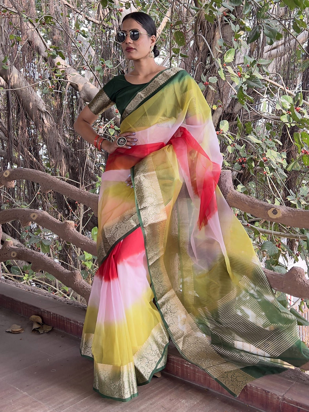 

DIVASTRI Tie and Dye Zari Organza Holi Saree, White