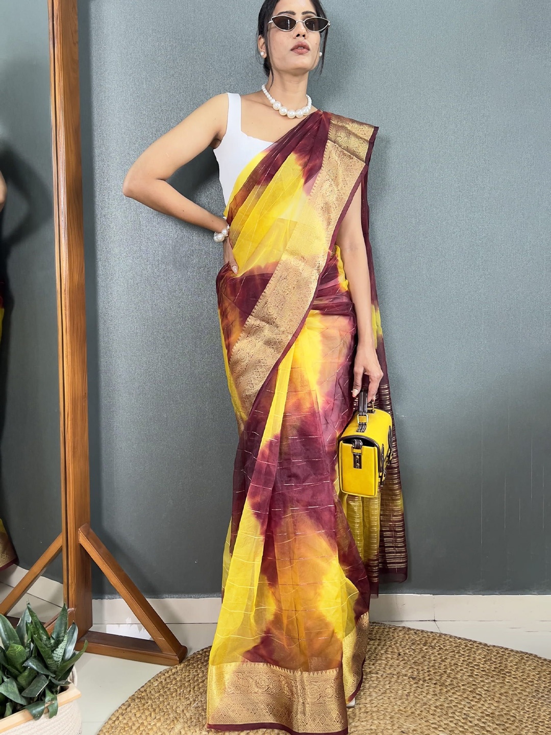 

DIVASTRI Tie and Dye Woven Design Zari Organza Saree, Maroon